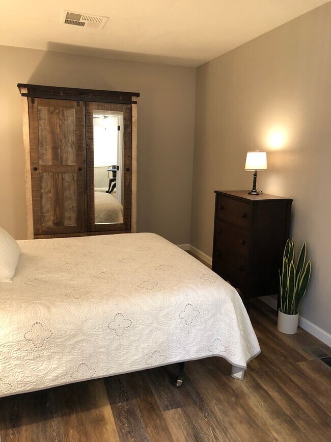 Building Photo - Beauty and Convenience! Remodeled, Fully F...