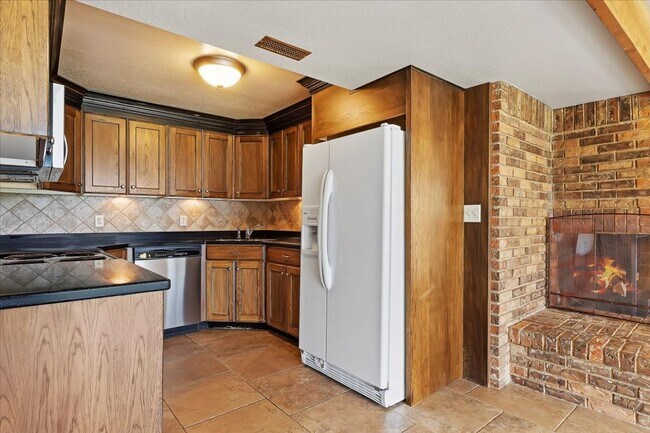 Building Photo - Perfect Family Home! 5 Beds, 3 Baths in Pl...