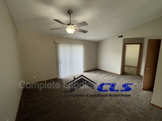 Building Photo - 558 College Ave