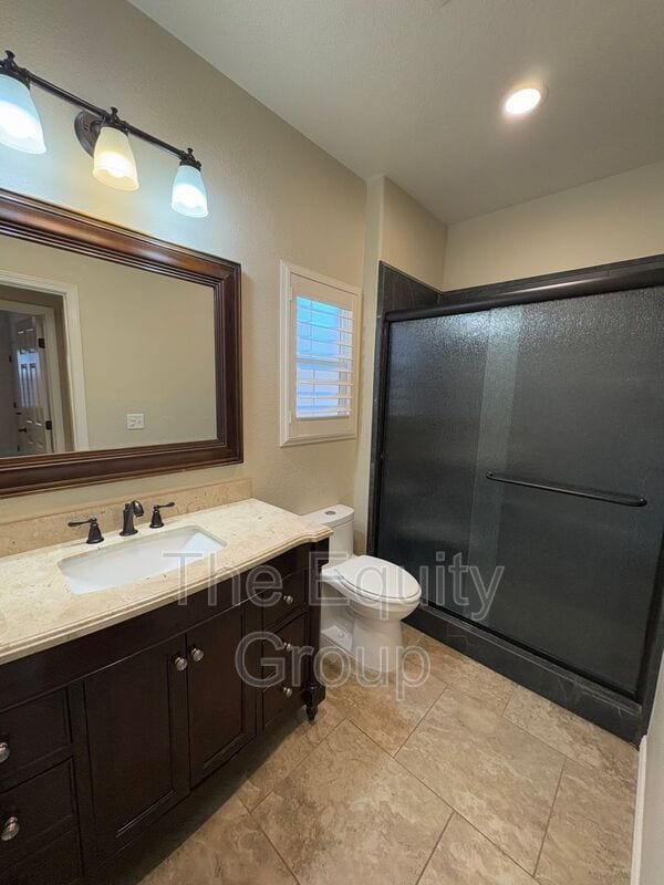 Building Photo - 2650 W Oakridge Ave