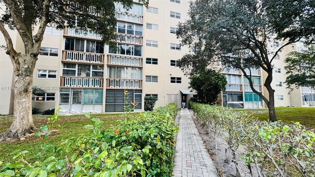 Building Photo - 900 NE 12th Ave