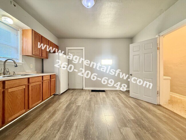Building Photo - 2721 Fox Ave