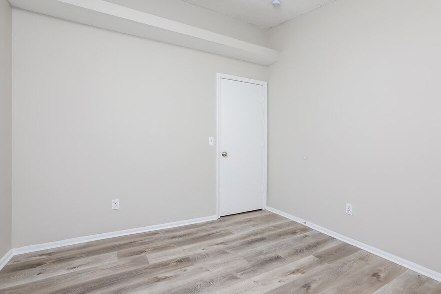 Building Photo - 1632 Chatham Cir