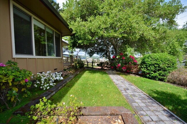 Building Photo - 20 Portola Ave