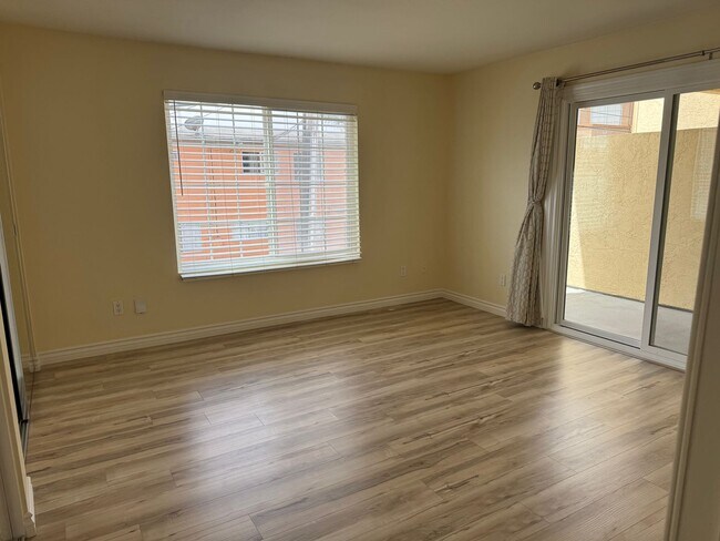 Building Photo - Long Term Unfurnished Condo - Block from Beach