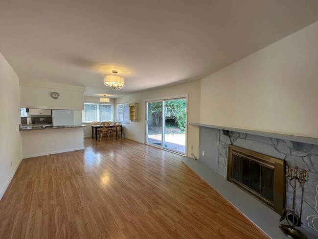 Building Photo - Lovely Remodeled 4 bedroom 2.5 bathroom ho...