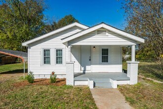 Building Photo - Spacious and Stunning 3-Bedroom, 2-Bath Ho...