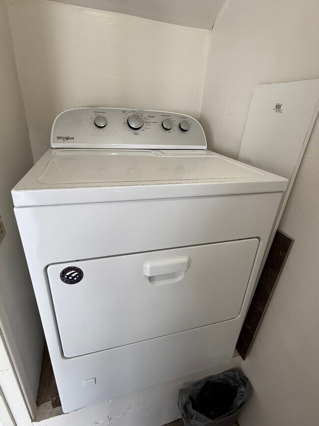 Building Photo - 837 Bard St