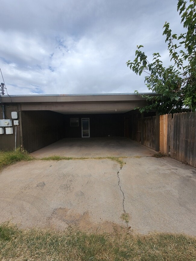 Building Photo - 3 bed 2 bath duplex