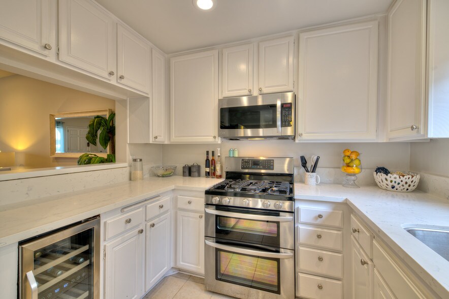 Kitchen open window to living room - 938 18th St