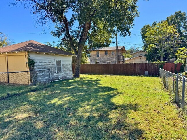 Building Photo - Cute 2 Bed 1 Bath Craftsman Home
