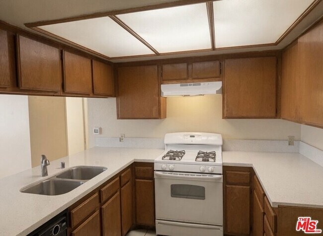 Building Photo - 13406 Moorpark St
