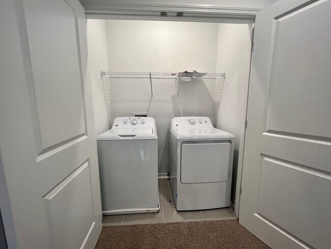 Building Photo - Beautiful 3 bedroom 2.5 bath Townhome!