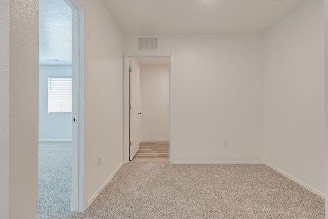 Building Photo - Beautiful 3 Bedroom Townhome for Lease!