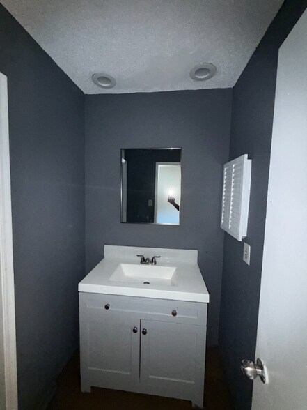 Building Photo - 7700 Creekbend Dr