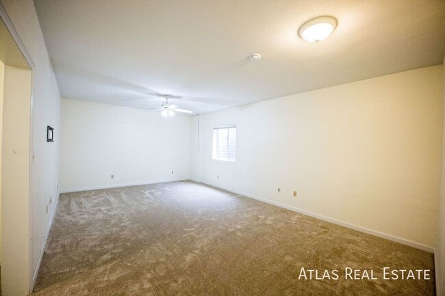 Building Photo - Spacious 2 bedroom in Berkely Just Minutes...