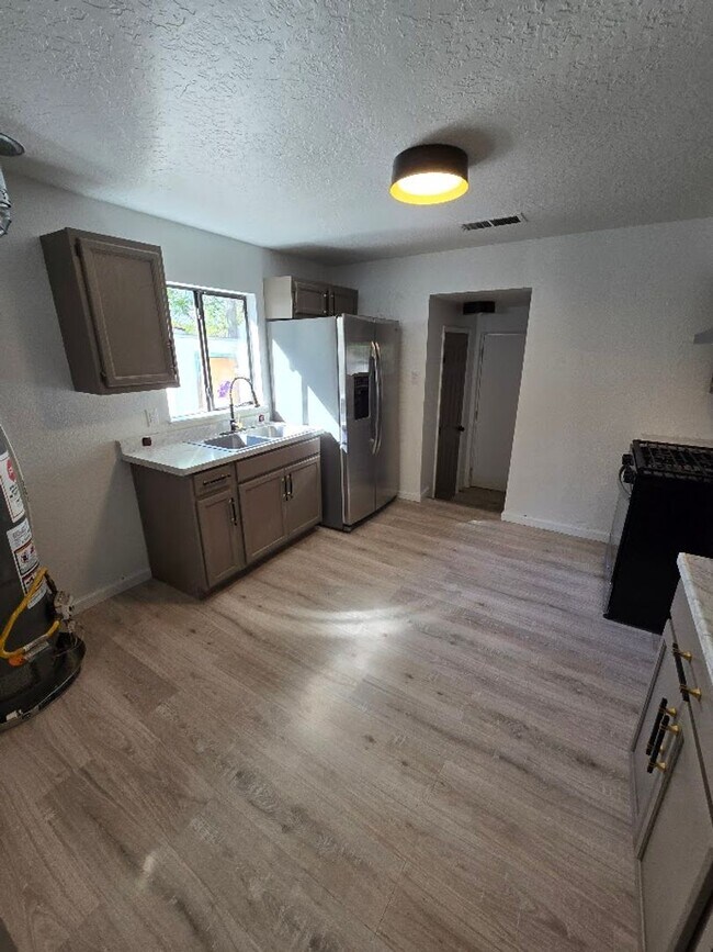 Building Photo - 3 bedroom 2 bath HOUSE for Rent near Downtown