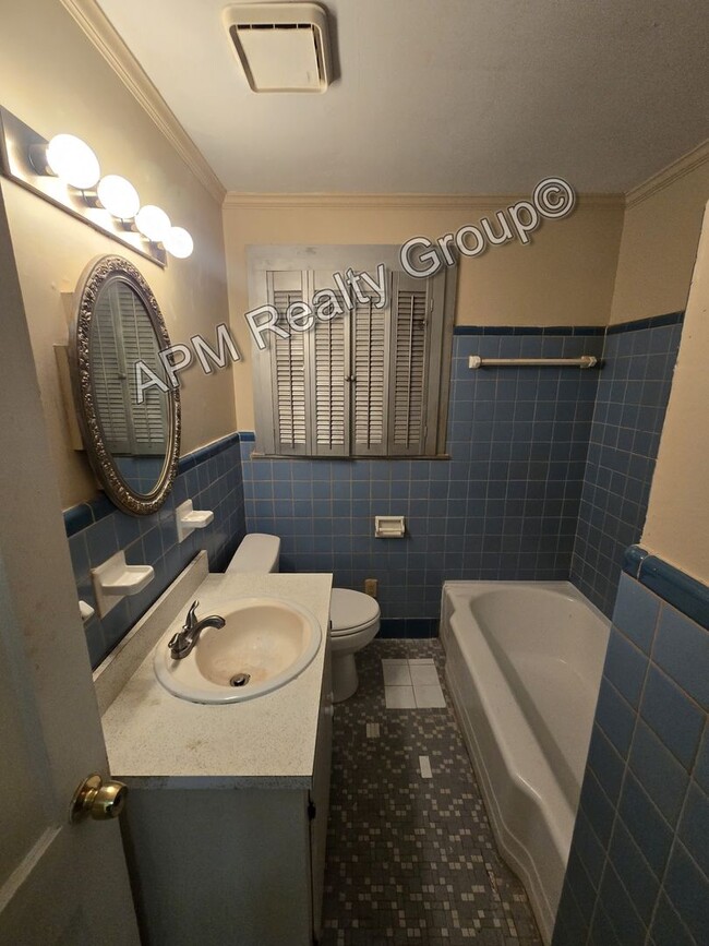 Building Photo - Spacious two bedroom house off Two Notch