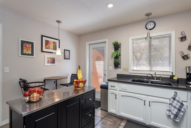 Building Photo - Four Bedroom in the Pines of Prescott
