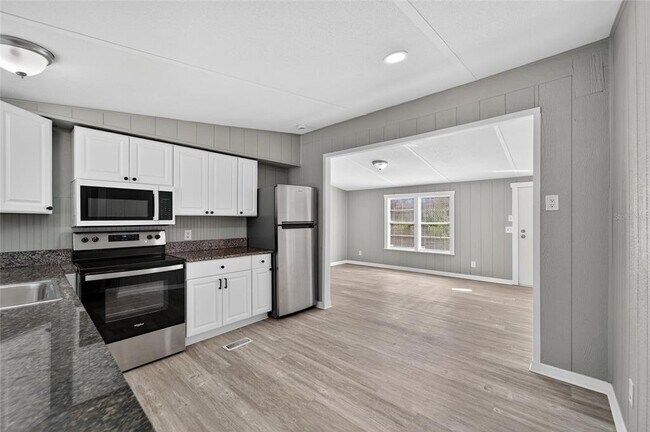 Building Photo - 39256 Lizabeth Cir