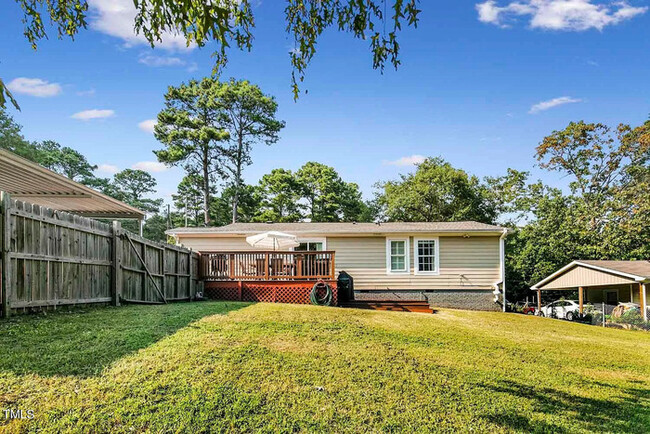 Building Photo - Charming Ranch Minutes from Downtown Raleigh!