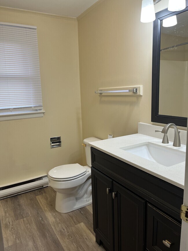 Building Photo - 611 Lincoln Way W