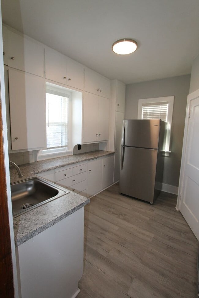 Building Photo - Spacious 3 bedroom 1.5 bathroom home with ...