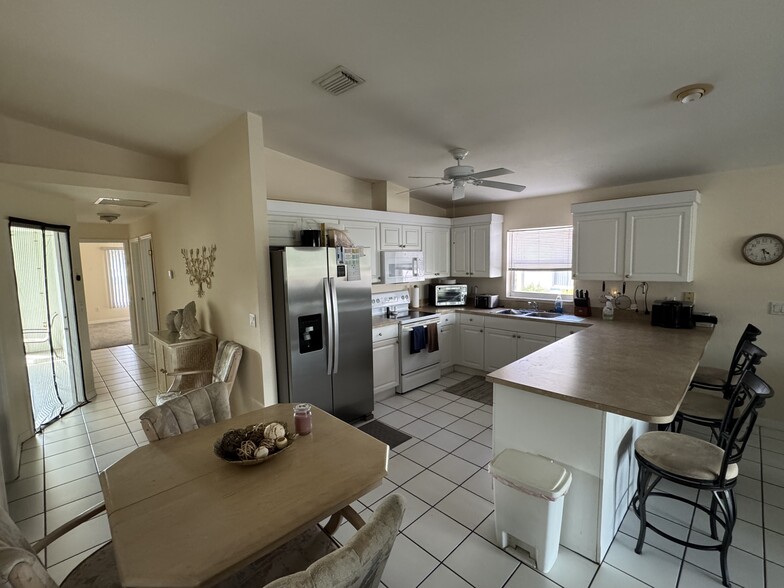 Building Photo - 4527 SE 6th Pl