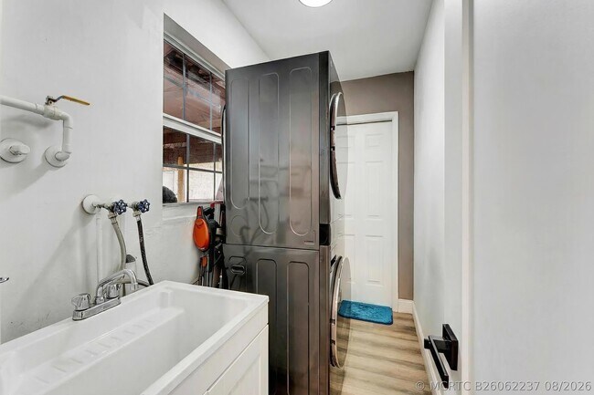Building Photo - 661 Eagle Cir