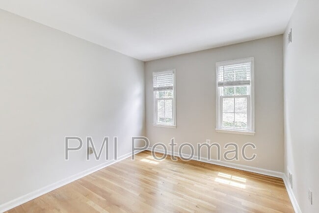Building Photo - 10 Harvard Ct