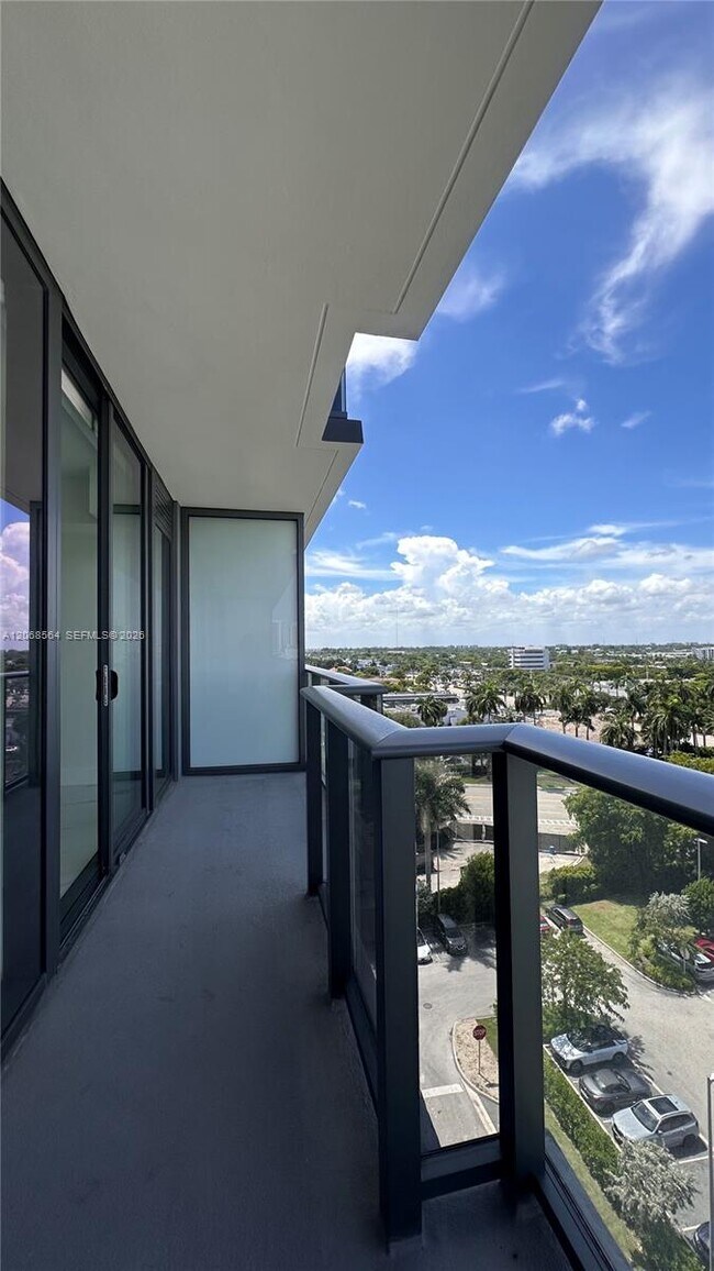 Building Photo - 1170 E Hallandale Beach Blvd