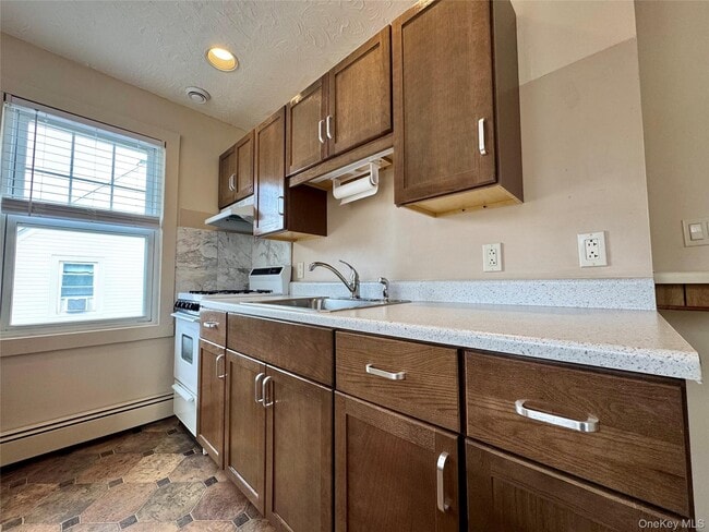 Building Photo - 99 Jerusalem Ave