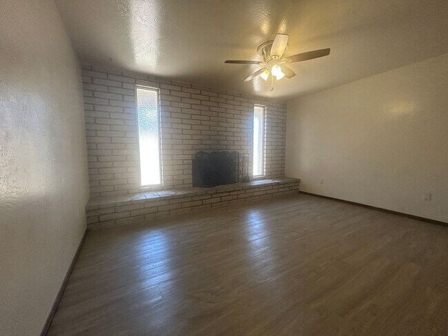 Building Photo - 2141 E Manhatton Dr