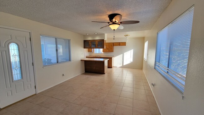 Building Photo - Nice 3 bedroom / 2 bathroom House with lots of natural lighting