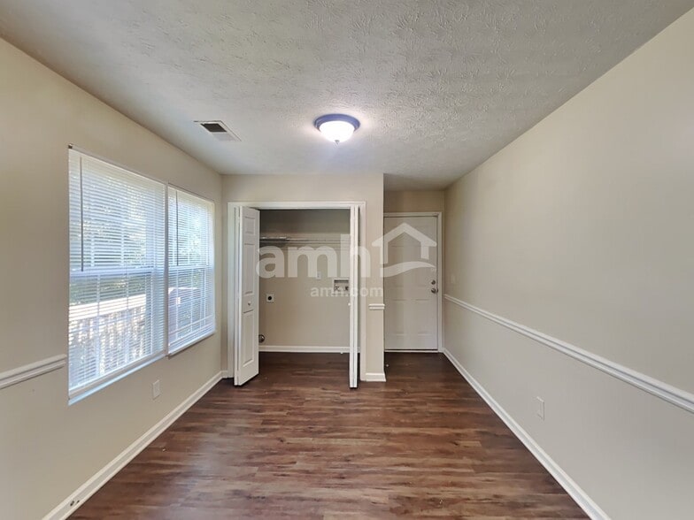 Building Photo - 1509 Locomotive Dr NE