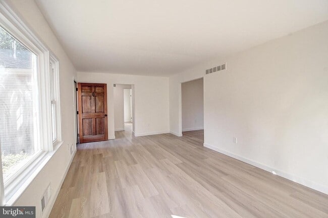 Building Photo - 915 Shawnee Dr