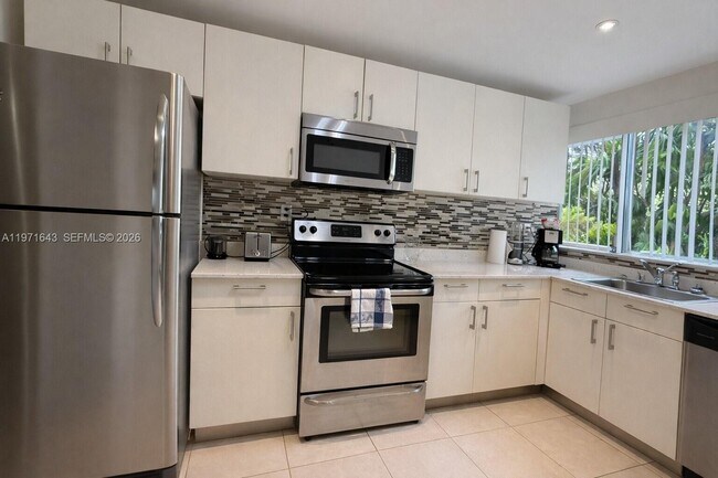 Building Photo - 950 NE 199th St