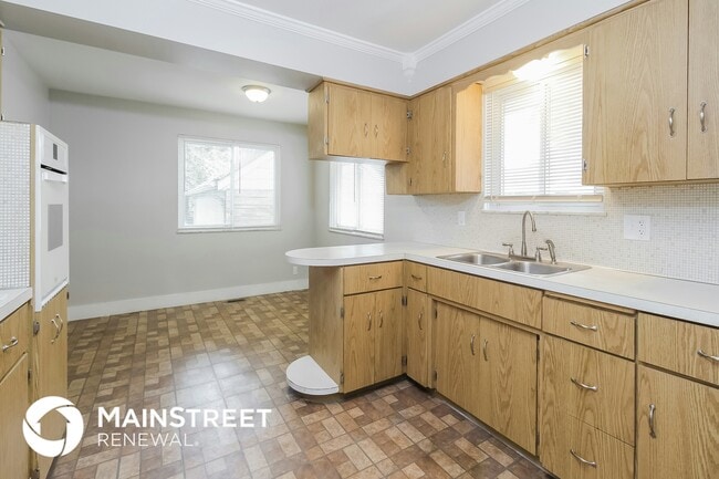 Building Photo - 1710 Galion Ave