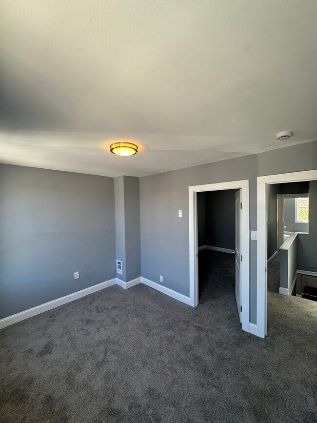 Building Photo - Charming Rowhome with Modern Touches in Ea...