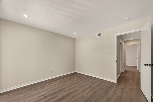 Building Photo - 5056 Glenmont Dr