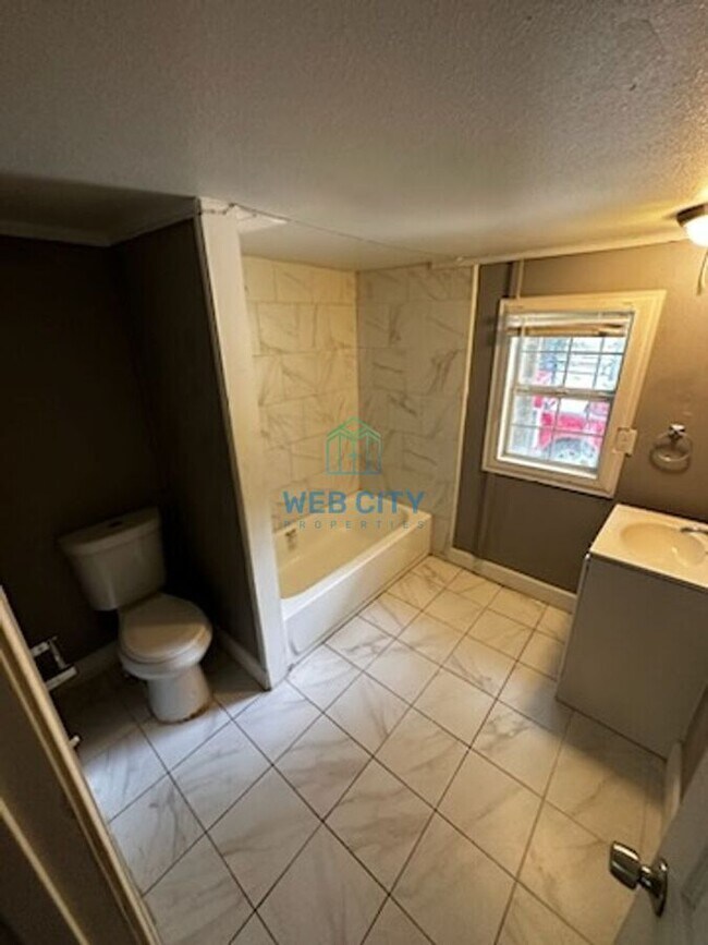 Building Photo - 15391 Flud Rd