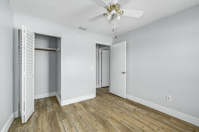 Building Photo - Centrally located 3 bedroom, 2 bathroom single family home