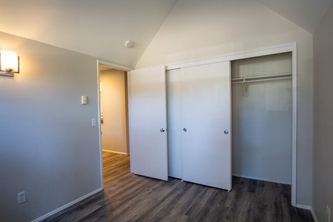 Building Photo - Fantastic Lake Oswego 2Bdr w/Fireplace, Dishwasher & W/D + Balcony