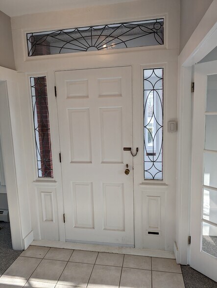 Building Photo - 264 Elm St