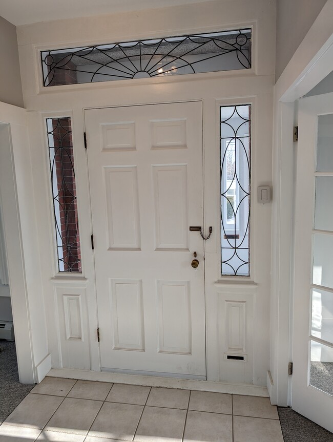 Building Photo - 264 Elm St