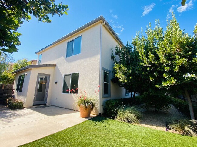 Building Photo - $2,550 Ashlan & Leonard, Beautiful 3 Bedro...