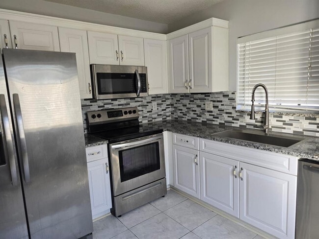 Building Photo - 4768 SW 14th Ct