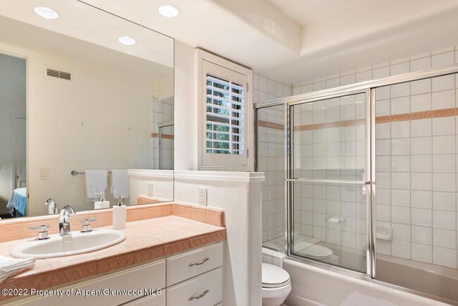 Building Photo - 504 N 8th St