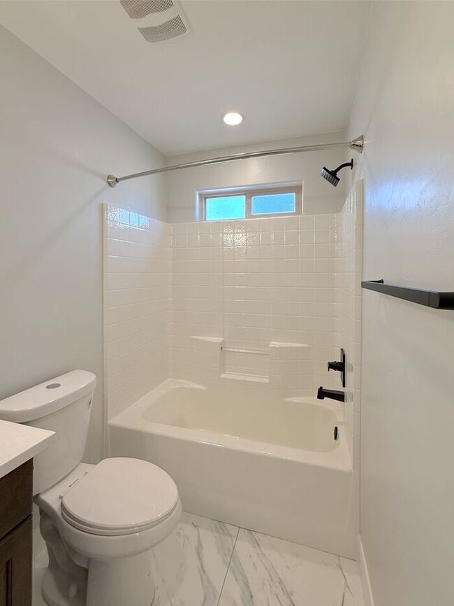 Building Photo - 4 bed, 2.5 bath duplex w/2 car garage