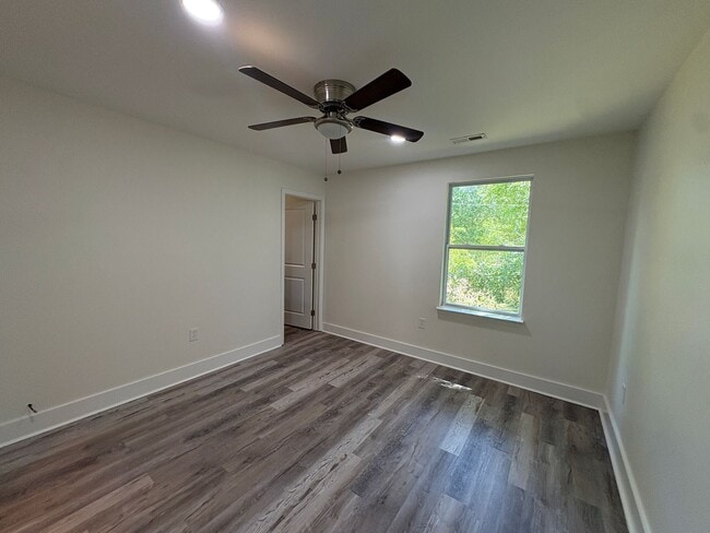 Building Photo - Beautiful refurbished home!